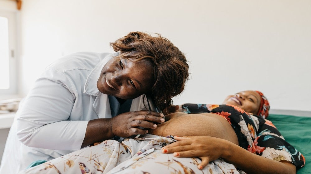Nurse Edna Hilario performing Auscultation of Firosa's baby during her pregnancy consultation. © UNFPA Mozambique