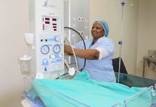  Sister Lindiwe Shongwe preparing for resuscitation after delivering a baby ©UNFPA 2018