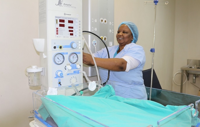  Sister Lindiwe Shongwe preparing for resuscitation after delivering a baby ©UNFPA 2018