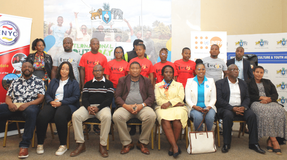 Dignitaries pose with a group of young people (in TuneMe shirts) from the Shiselweni region after the event. 