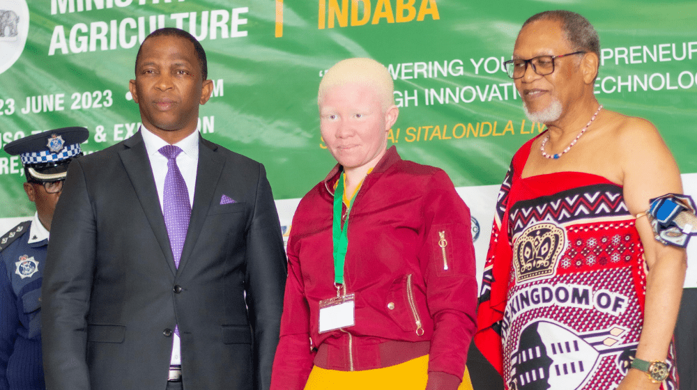 Young farmer Queen Dzimba poses for a photo with Minister of Agriculture Hon. Jabulani Mabuza (L) and Deputy Prime Minister Sena