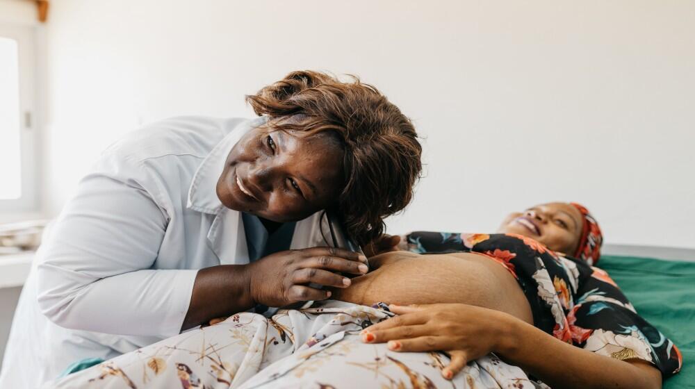 Nurse Edna Hilario performing Auscultation of Firosa's baby during her pregnancy consultation. © UNFPA Mozambique